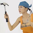 אישה פטיש עבודה עבודות בית מלאכה תיקון לתקן תיקונים שיפוצים לשפץ מטפחת ראש (צילום: Index open)