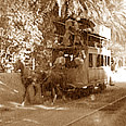 ז. "רכבת 2 כ"ס" - סוג של תחבורה ציבורית בבגדד, קרון רכבת על מסילת ברזל מונע ע"י צמד סוסים 