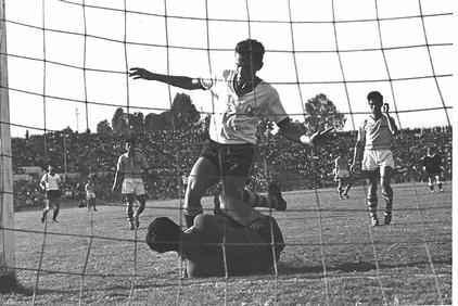 שפיגלר כובש, 1964. מגרש או בית כנסת? צילום: משה פרידן, לע"מ