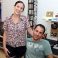 אסף ותמה בדירה צילום: עופר עמרם
