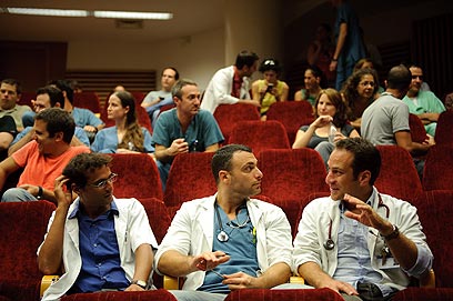 מחשבים את צעדיהם. כינוס המתמחים באיכילוב, הבוקר (צילום: בן קלמר)
