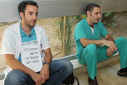 עובדים ושובתים. בבית החולים שיבא (צילום: עופר עמרם)