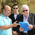 מבקר המדינה מסייר בחוף צילום: אביהו שפירא