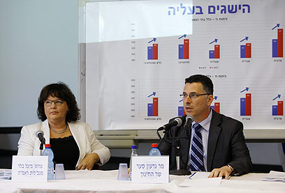 סער מציג את התוצאות, היום (צילום: נמרוד גליקמן)