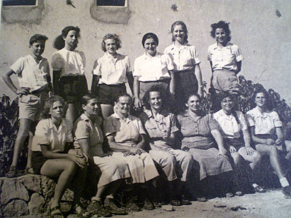 מורה ביגור. בתמונה: אמצעית בשורה הראשונה 