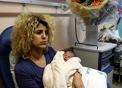 לילך שושן ושמעון הקטן. "אם יוסי היה פה, לא היה עוזב אותו" (צילום:רועי עידן)