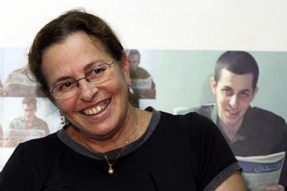 אביבה שליט במאהל. חיכתה ליום הזה יותר מחמש שנים (צילום: EPA)