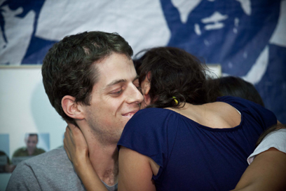 האח יואל שליט חוגג במאהל (צילום: נועם מושקוביץ)