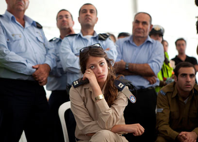 ממתינים בדריכות (צילום: EPA)