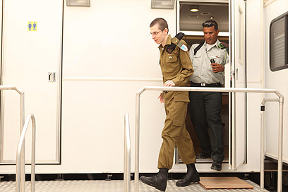 שליט שב ללבוש מדי צה"ל (צילום: דובר צה"ל)