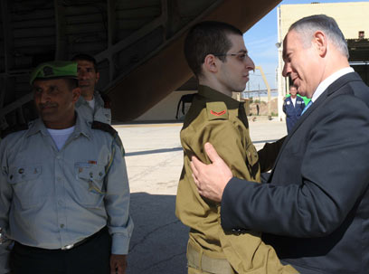 ראש הממשלה מקבל את פניו של שליט (צילום: אבי אוחיון, לע"מ)