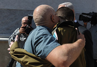 חיבוק מהאב לאחר 1,941 ימים בשבי (צילום: אבי אוחיון, לע"מ)