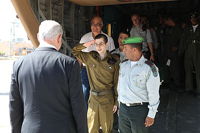 הצדעה לראש הממשלה (צילום: אבי אוחיון, לע"מ)