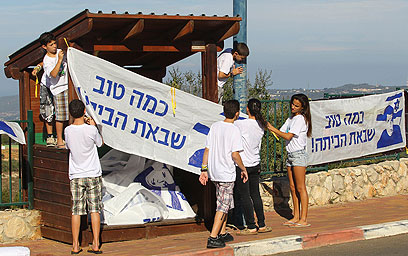 ממתינים לשליט סמוך לביתו (צילום: MCT)