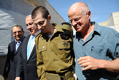 שליט עם אביו, ראש הממשלה ושר הביטחון (צילום: דובר צה"ל)