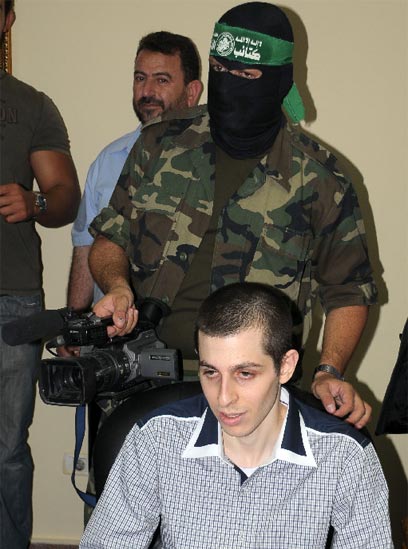 מאחורי הקלעים של הראיון (צילום: AP)