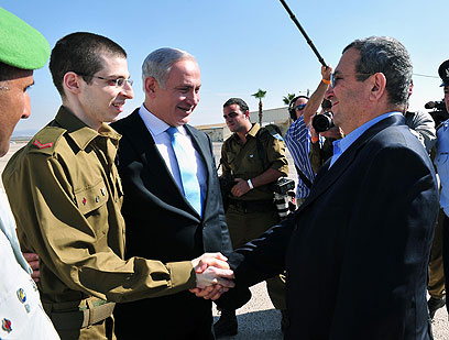 שליט לוחץ את ידו של ברק בתל נוף (צילום: אריאל חרמוני, משרד הביטחון)