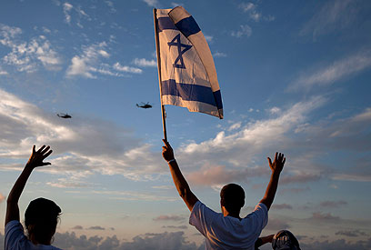 מנופפים למסוקים ממצפה הילה (צילום: AP)