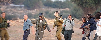גלעד ונועם שליט בירידתם מהמסוק (צילום: חטיבת דובר המשטרה)