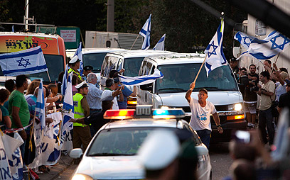 השיירה של שליט עושה דרכה מהמנחת לבית (צילום: רויטרס)