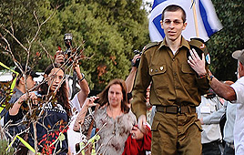 גלעד שליט בפתח הבית (צילום: דובר צה"ל)