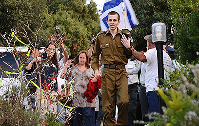 שליט יורד במדרגות אל ביתו (צילום: דובר צה"ל)
