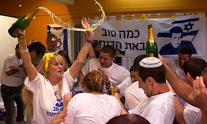 פותחים שמפניות במצפה הילה (צילום: רויטרס)