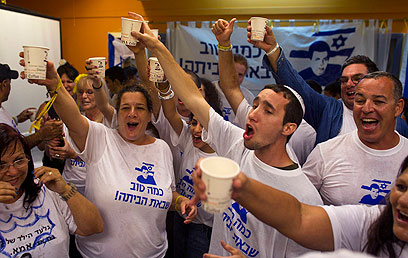 ומרימים לחיים. הפעם יש סיבה טובה במיוחד (צילום: רויטרס)