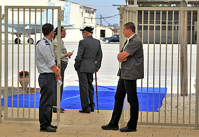 צבי שליט ממתין בתל נוף (צילום: אריאל חרמוני, משרד הביטחון)