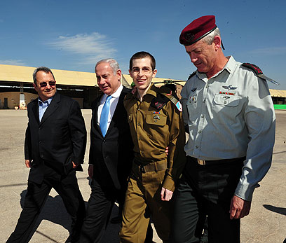 שליט לצד גנץ, נתניהו וברק (צילום: אריאל חרמוני, משרד הביטחון)