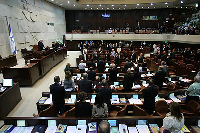 הכדור עובר לידי הכנסת (צילום: גיל יוחנן)