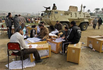 סופרים קולות בבחירות במצרים (צילום: AP)