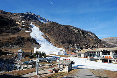 גם בצרפת - מחסור בשלג באתרי הסקי (צילום: AFP)