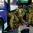 נדחקים לאוטובוסים, וגם ישלמו על זה צילום: ירון ברנר