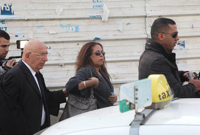 צנעני בצאתה מבית המשפט (צילום: מוטי קמחי)