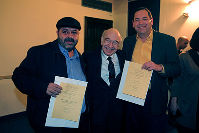 מימין: עו"ד דן יקיר, פרופ' הרמן שוורץ ועו"ד חסן ג'בארין (צילום: ענר גרין )