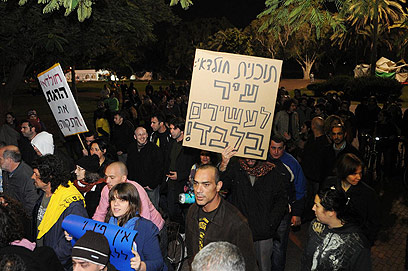 ההפגנה בשכונת התקווה, הערב (צילום: ירון ברנר)