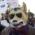 מוחים נגד יחס גזעני צילום: AFP