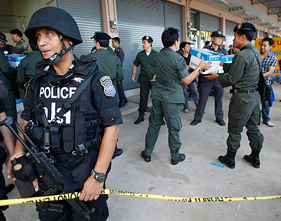שוטרים תאילנדים ליד המפעל (צילום: רויטרס)