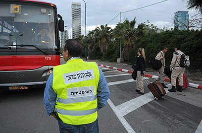 מפנים חיילים להסעה. רכבת מרכז (צילום: ירון ברנר)