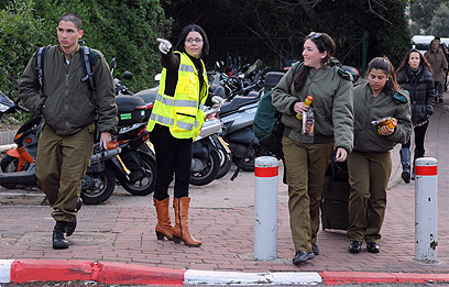 רכבת מרכז. שתייה ומאפה לכל חייל (צילום: ירון ברנר)