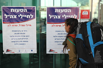 הוראות חדשות ברכבת (צילום: מוטי קמחי)