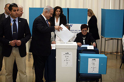 נתניהו בקלפי (צילום: גיל יוחנן)
