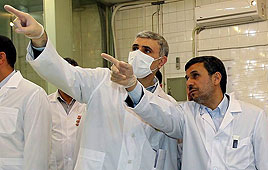 אחמדינג'אד במתקן גרעיני (צילום ארכיון: EPA)