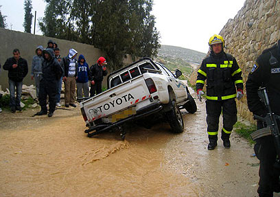 מחלצים רכב ששקע בכפר אום טובה (צילום: אריק אבולוף, כבאות והצלה ירושלים)