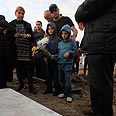 עצמות יעיש ארזואן קבר הלווייה בית קברות קריית גת (צילום: צפריר אביוב)