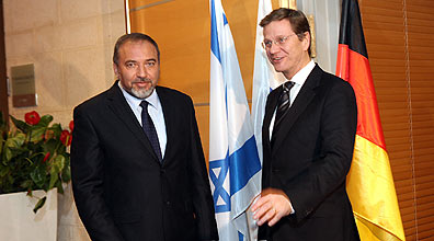 שר החוץ ליברמן עם גידו ווסטוורלה, באחת מ-155 הפגישות (צילום ארכיון: יוסי זמיר)