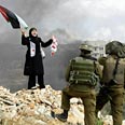 פלסטינית חיילים צה"ל הפגנה שבועית בילעין תמונות השנה רויטרס (צילום: רויטרס)