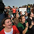 מפגינים נגד ההקפאה צילום: AFP