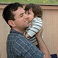 ד"ר אריק אלפר במפגש עם לקוח מרוצה צילום: אבי חי